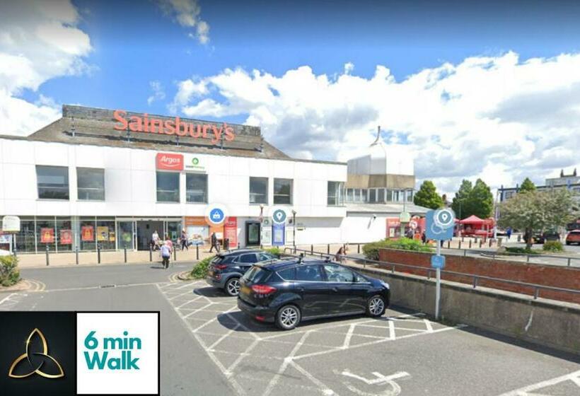 Modern 4 Bedroom Home Ideal For Contractors, Groups And Families ,free Parking For Multiple Vehicle