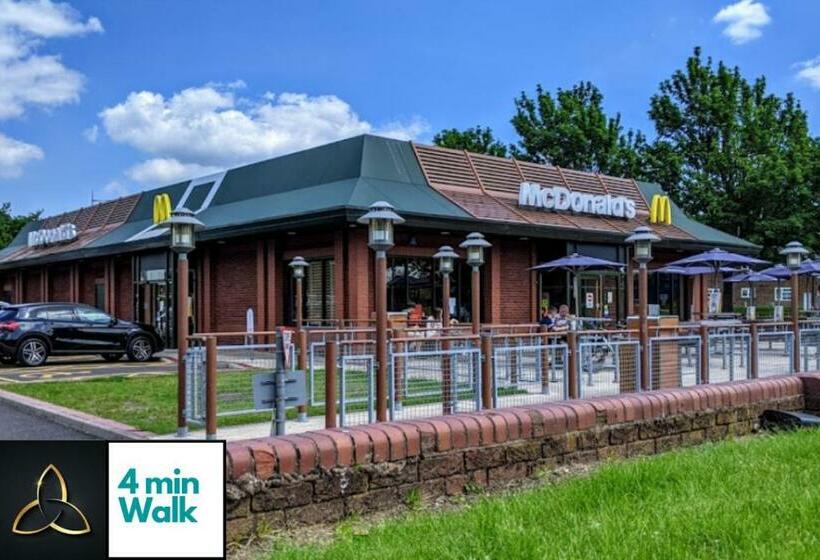 Modern 4 Bedroom Home Ideal For Contractors, Groups And Families ,free Parking For Multiple Vehicle