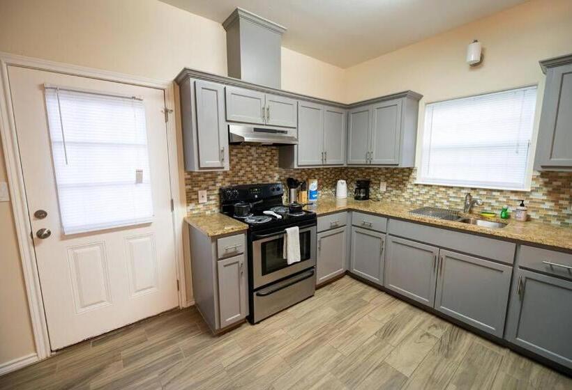 Modern Cozy Two Bathroom Space In Gated Community!