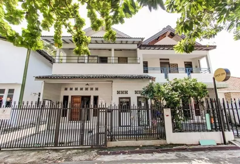 Hotelli Spot On 91374 Asia Stay Semarang Syariah
