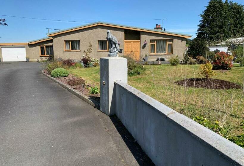 פנסיון Roadside House