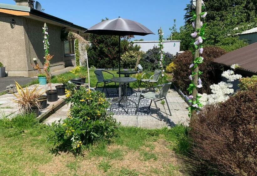 פנסיון Roadside House