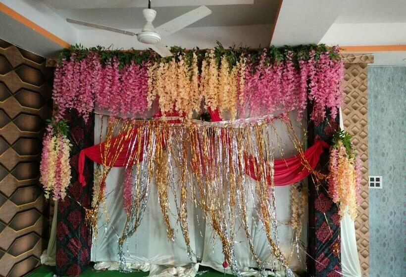 호텔 Oyo 90712 Rajkiran Palace Deoria