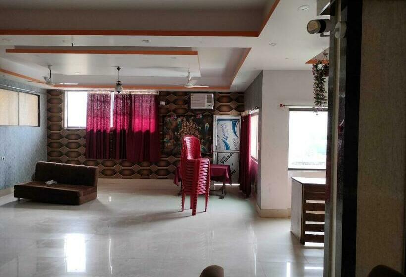 בית מלון כפרי Oyo 90712 Rajkiran Palace Deoria