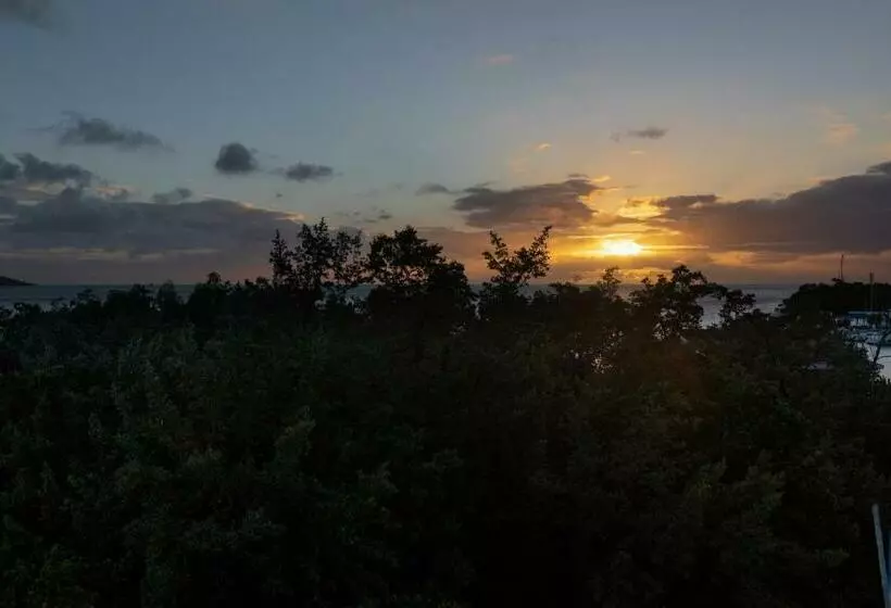 هتل Red Sunset Beach Club