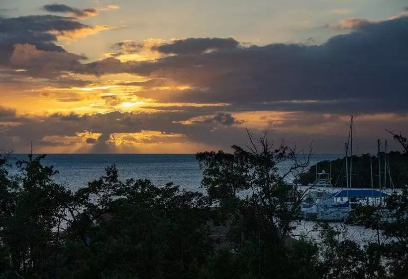 هتل Red Sunset Beach Club