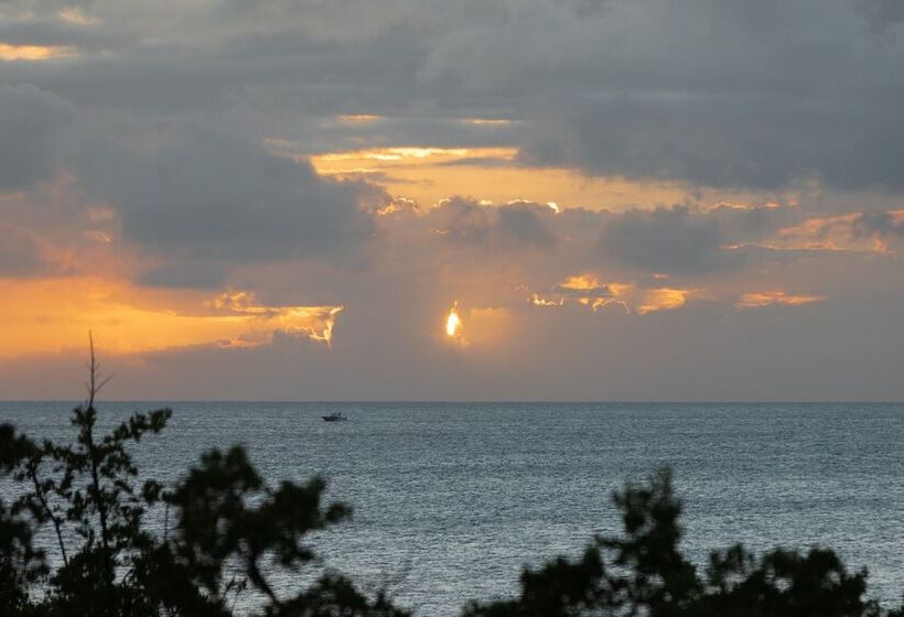 هتل Red Sunset Beach Club