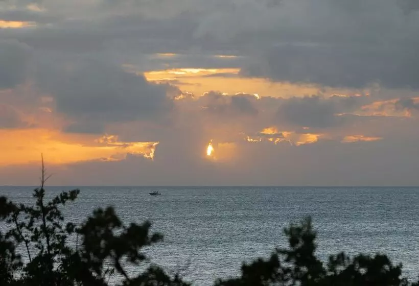 هتل Red Sunset Beach Club