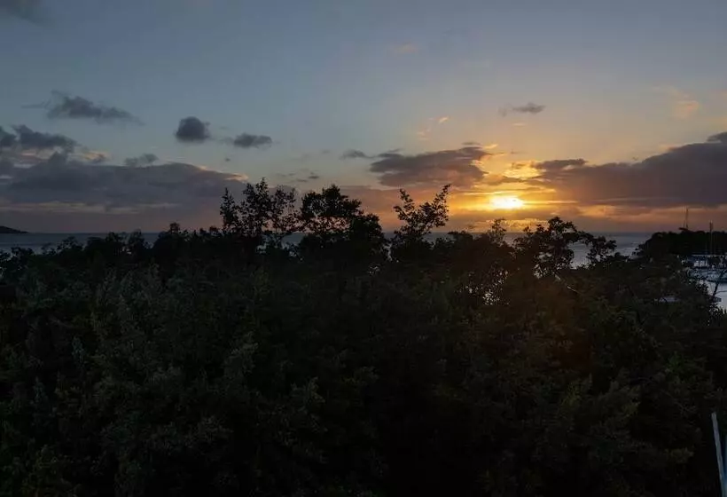 هتل Red Sunset Beach Club