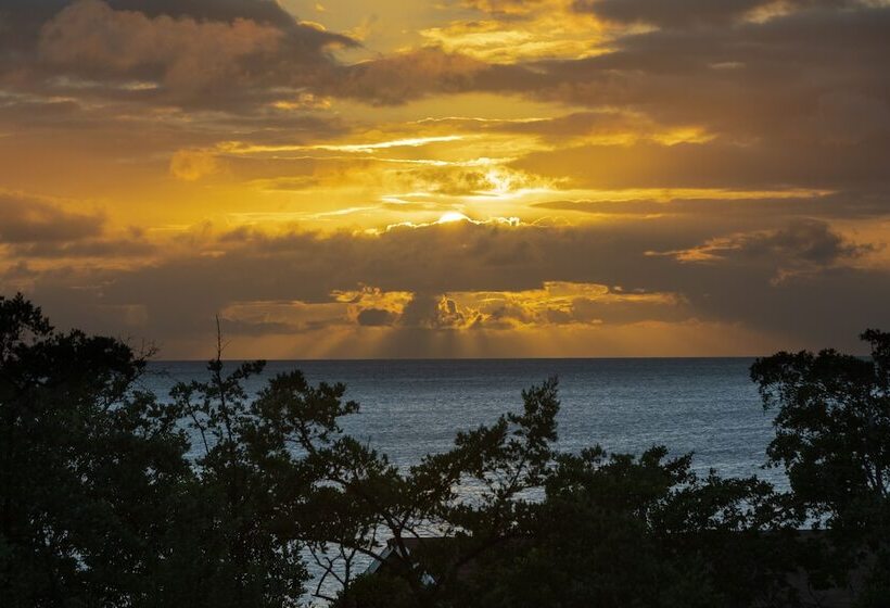 هتل Red Sunset Beach Club