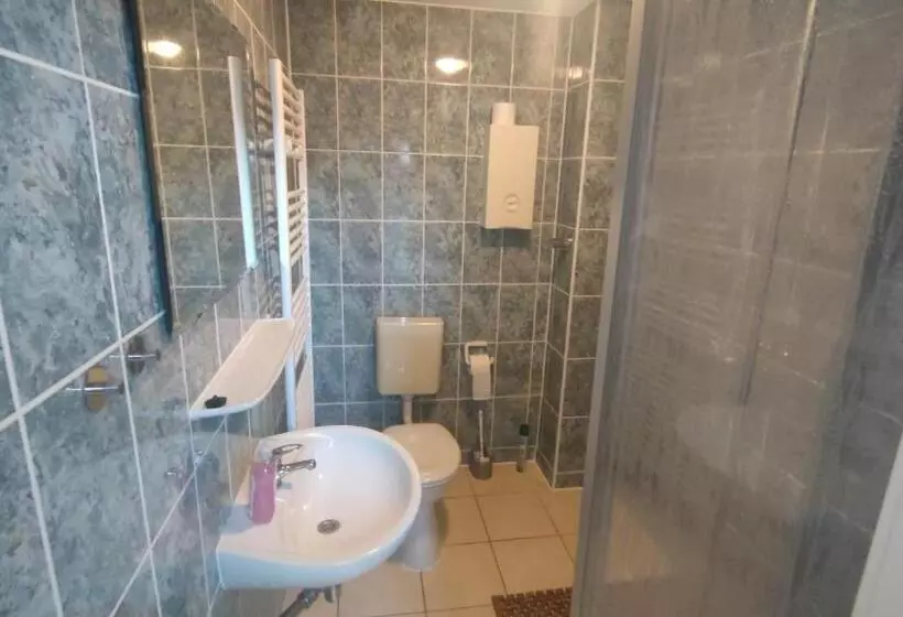 Fewo3 1 Zim 2 Einz Bett 2 Pers Küche Dusche Wc