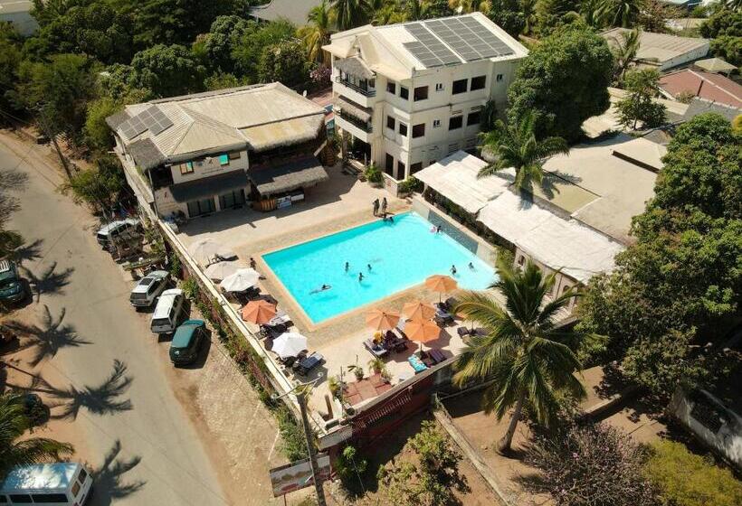 هتل Aux Roches Rouges