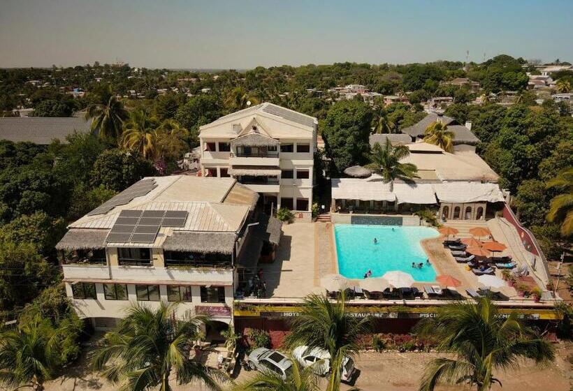 هتل Aux Roches Rouges