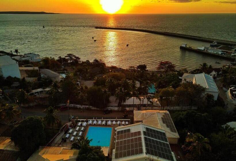 هتل Aux Roches Rouges