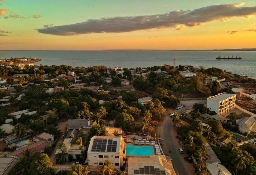 هتل Aux Roches Rouges