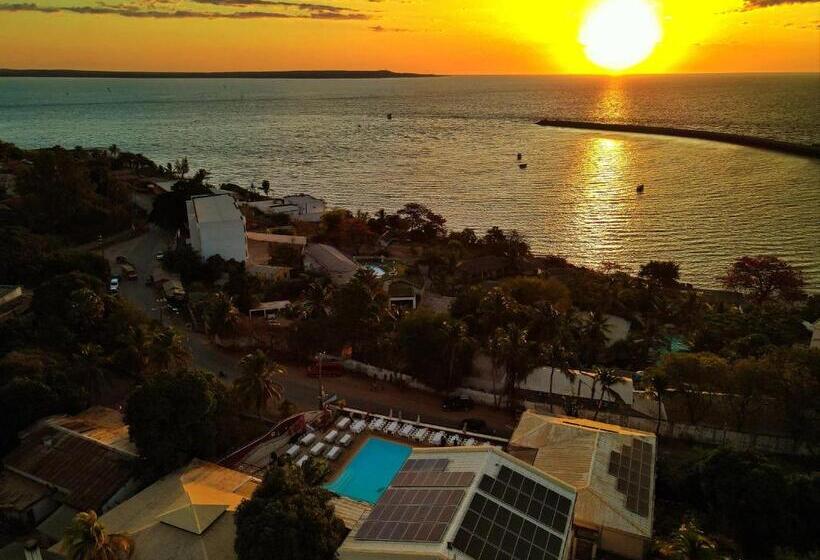 هتل Aux Roches Rouges