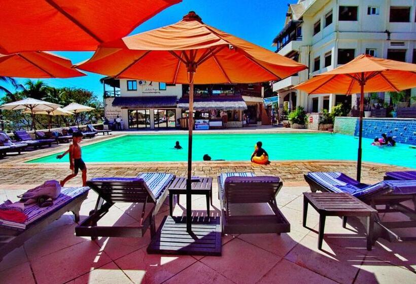 هتل Aux Roches Rouges