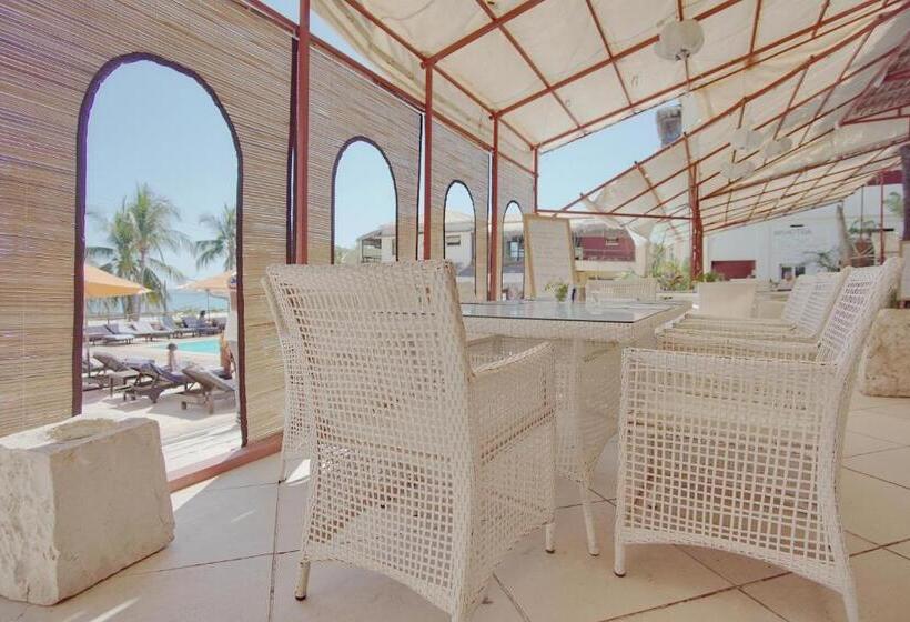 هتل Aux Roches Rouges