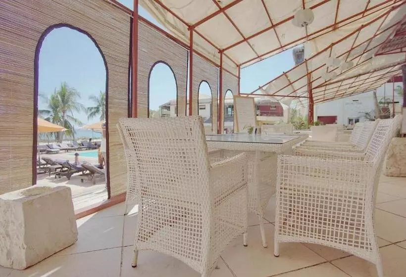 هتل Aux Roches Rouges