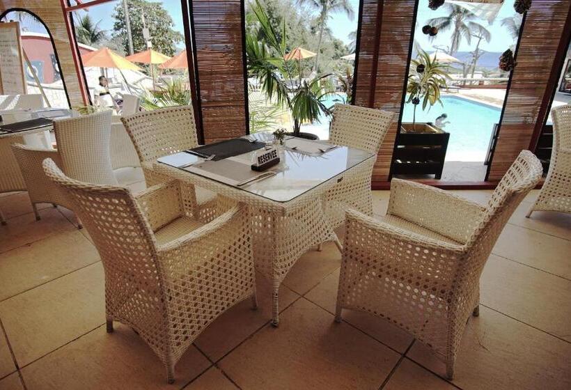 هتل Aux Roches Rouges