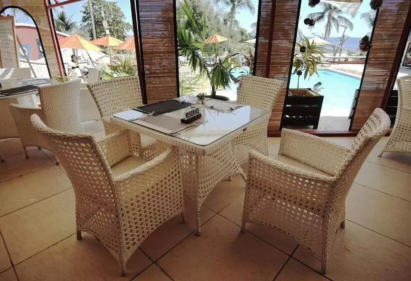 هتل Aux Roches Rouges