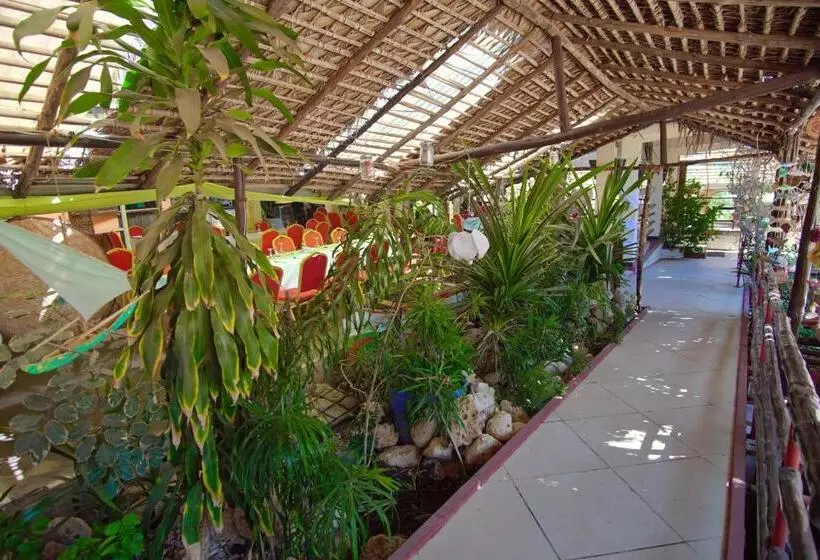 هتل Aux Roches Rouges