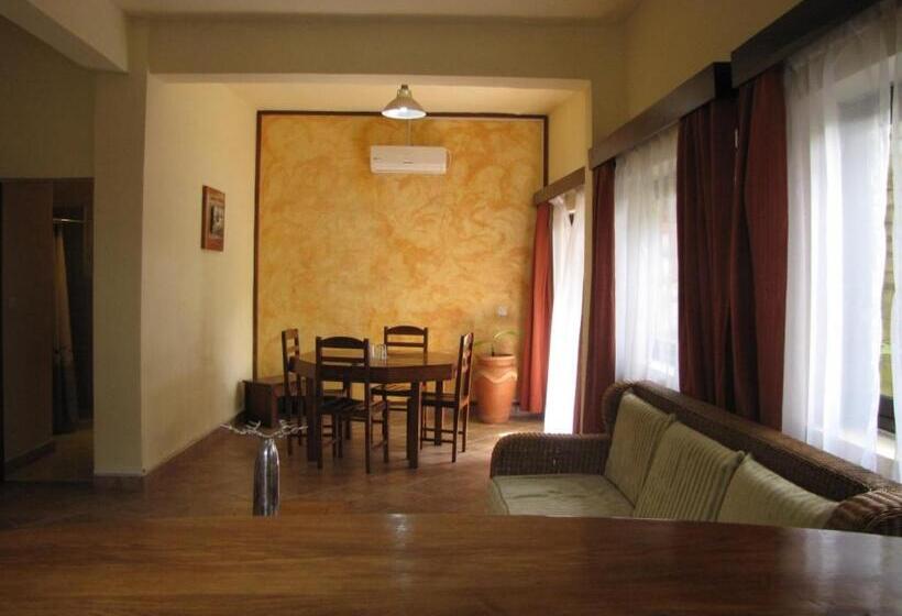 هتل Aux Roches Rouges