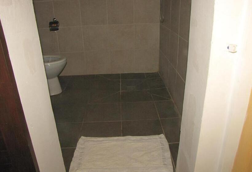 هتل Aux Roches Rouges