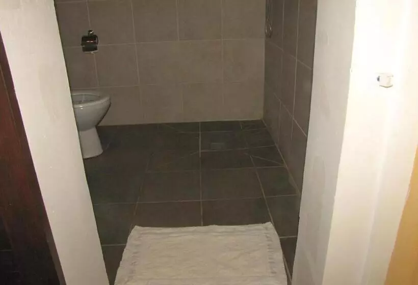 هتل Aux Roches Rouges