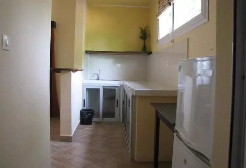 هتل Aux Roches Rouges