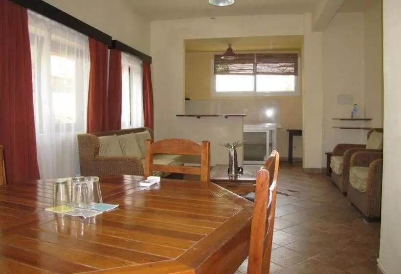 هتل Aux Roches Rouges