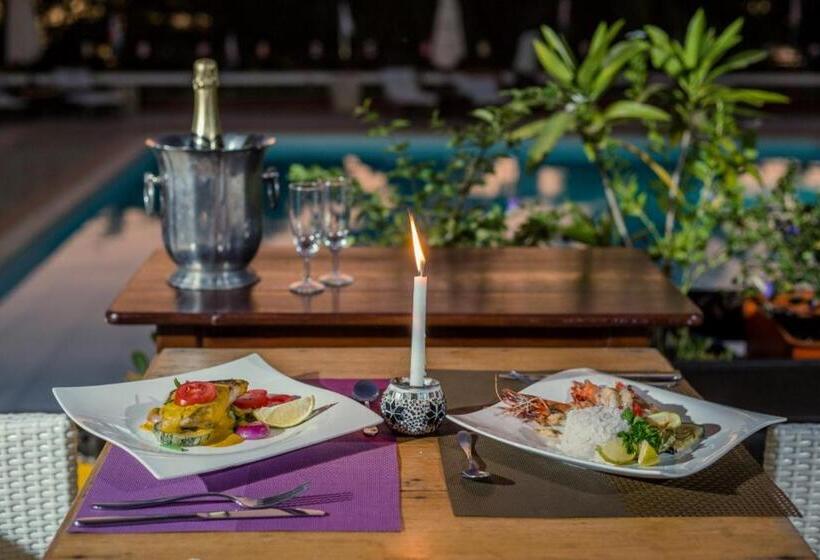 هتل Aux Roches Rouges