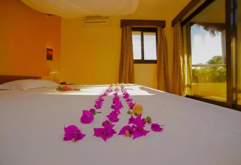 هتل Aux Roches Rouges