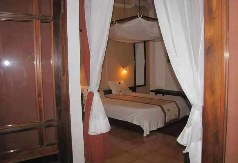 هتل Aux Roches Rouges