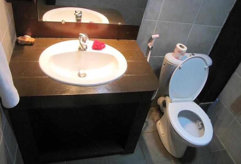 هتل Aux Roches Rouges