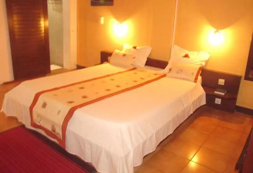 هتل Aux Roches Rouges