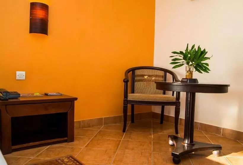 هتل Aux Roches Rouges