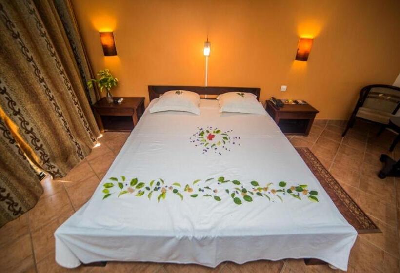 هتل Aux Roches Rouges