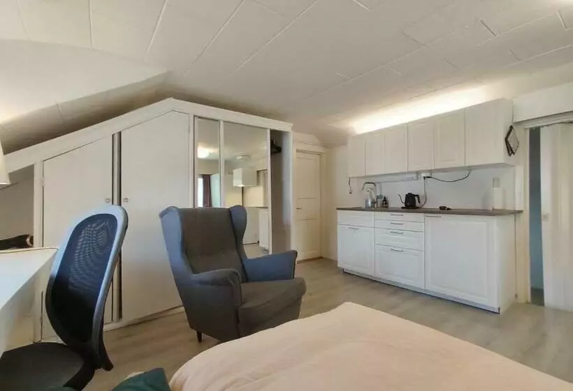 پانسیون Kalle S Unluxury Guest House Aircon 15min City Center By Train