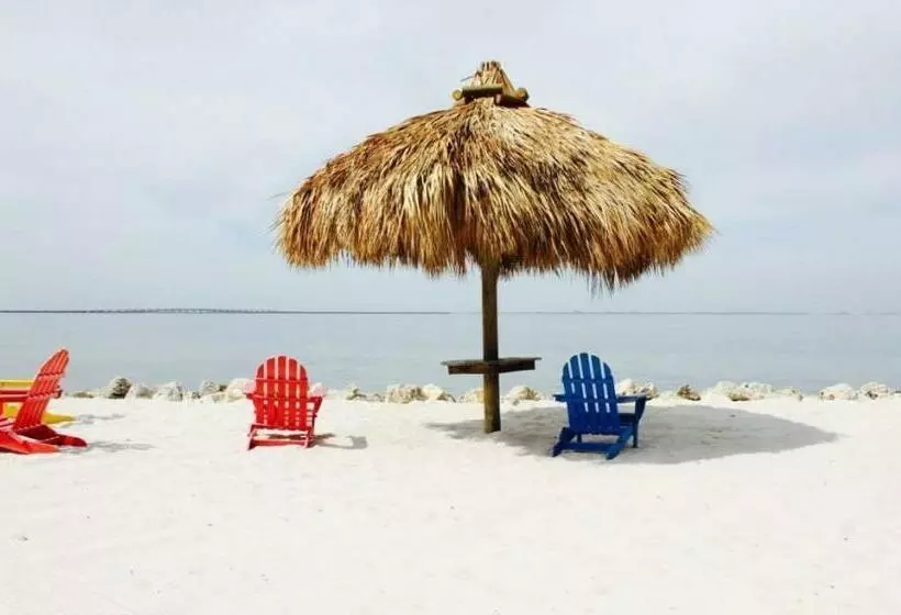 Amazing Waterfront Views Resort, Enjoy Heated Pool & Sunset!