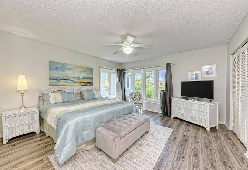 Longboat Key Cedars Beach House Pet Friendly 2 Minute To The Beach