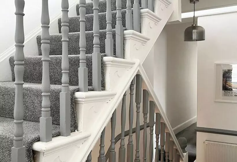 Spacious Home Near Seafront & Train Station 5 Bed Sleeps 10  Central Penzance