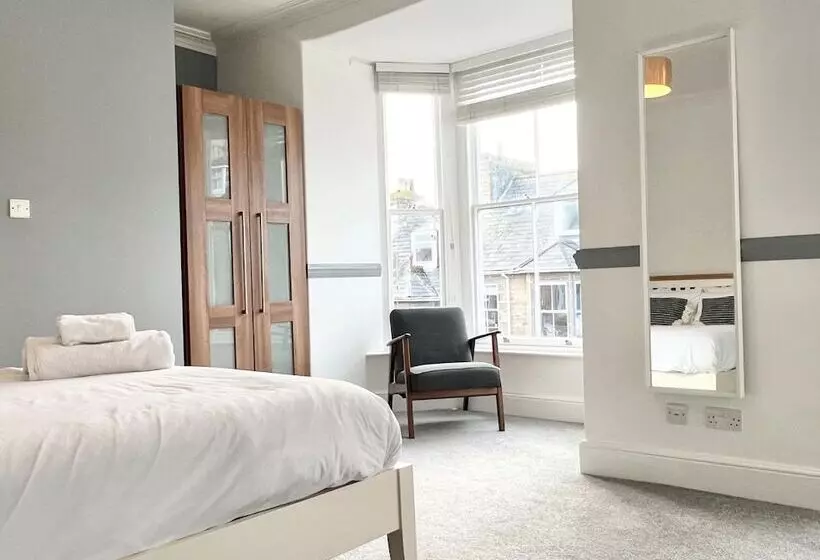 Spacious Home Near Seafront & Train Station 5 Bed Sleeps 10  Central Penzance