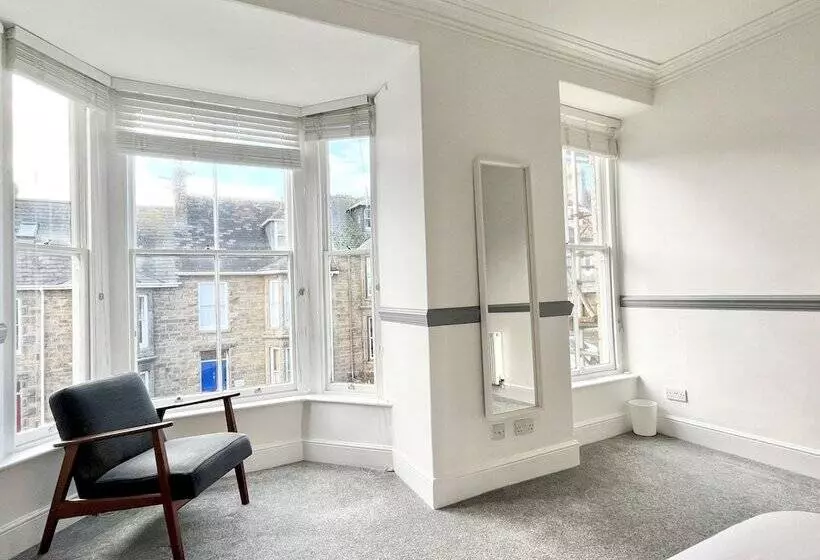 Spacious Home Near Seafront & Train Station 5 Bed Sleeps 10  Central Penzance