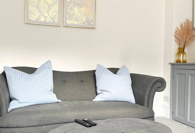 Spacious Home Near Seafront & Train Station 5 Bed Sleeps 10 Central Penzance