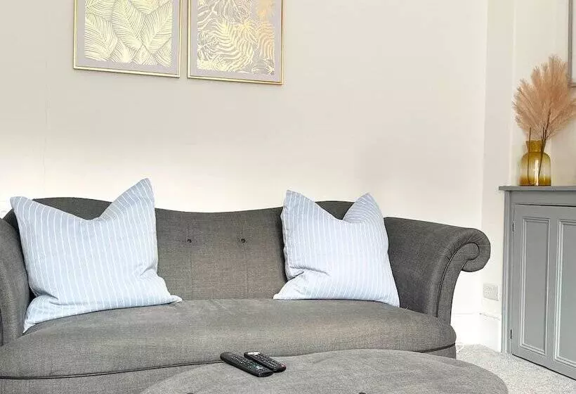 Spacious Home Near Seafront & Train Station 5 Bed Sleeps 10  Central Penzance