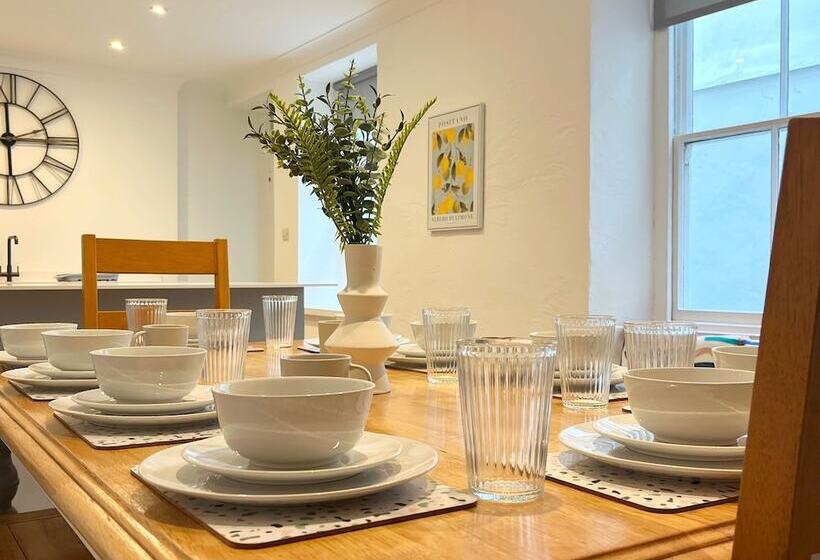 Spacious Home Near Seafront & Train Station 5 Bed Sleeps 10 Central Penzance