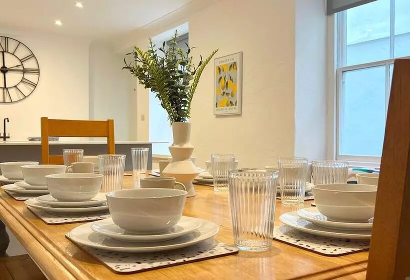 Spacious Home Near Seafront & Train Station 5 Bed Sleeps 10  Central Penzance