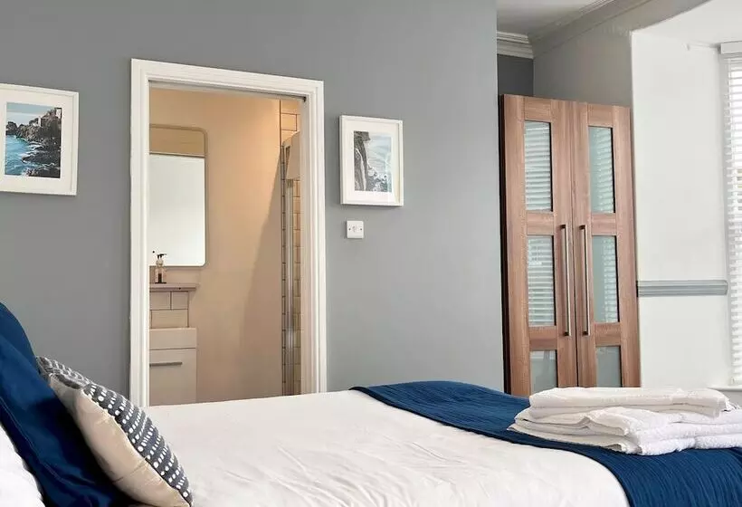 Spacious Home Near Seafront & Train Station 5 Bed Sleeps 10  Central Penzance