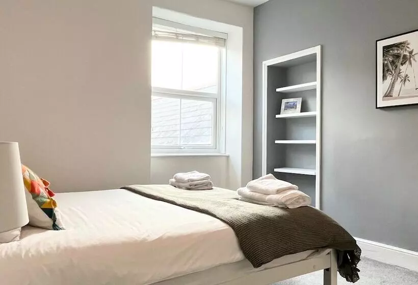 Spacious Home Near Seafront & Train Station 5 Bed Sleeps 10  Central Penzance